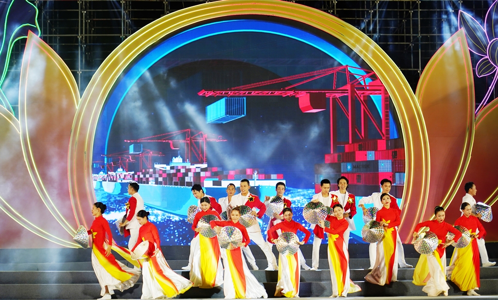 Tiết mục nghệ thuật được biểu diễn trong chương trình “Đắk Lắk – Chung một niềm tin”.